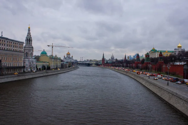 Köprüden Moskova Nehri 'ne ve Kremlin' den Kızıl Meydan 'a