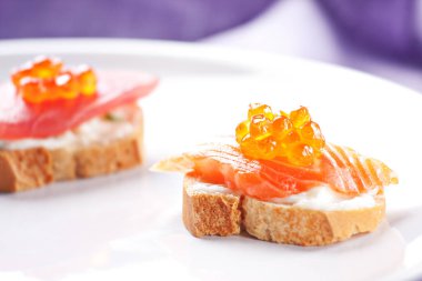 Somon Kanepeleri Krem peynirli baget ekmeğinde