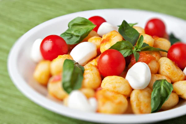 Gnocchi Paradicsomos Mozzarellával Bazsalikommal — Stock Fotó