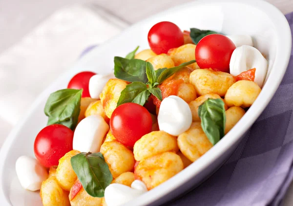 Gnocchi Paradicsomos Mozzarellával Bazsalikommal — Stock Fotó