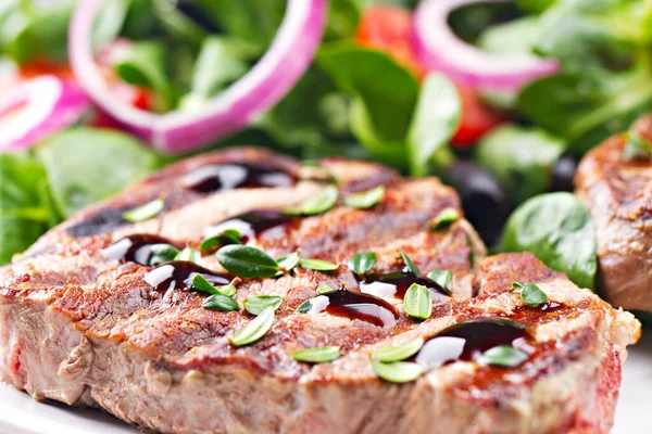 Filete Ternera Con Ensalada —  Fotos de Stock