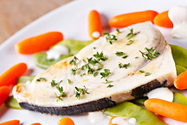 Svärdfisk Grillad Med Blandade Grönsaker Och Yoghurtsås — Stockfoto