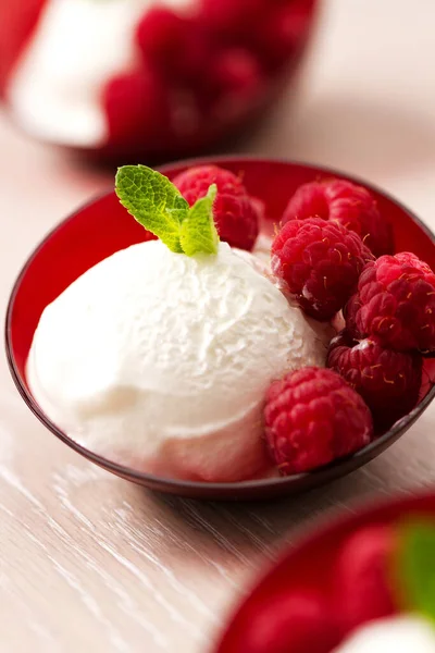 Helado Con Frambuesas Frescas —  Fotos de Stock