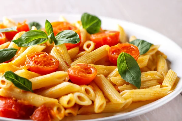 Pasta Met Verse Tomaten Basilicum — Stockfoto