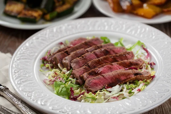 Filet Boeuf Avec Salade Mixte — Photo