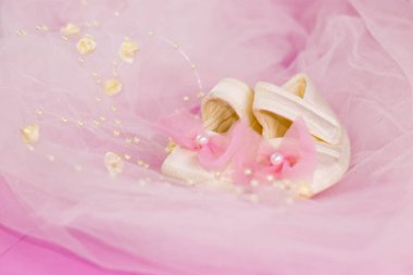 Tüylü ve boncuklu çocuk ayakkabıları