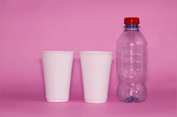 Dos tazas de plástico y una botella —  Fotos de Stock