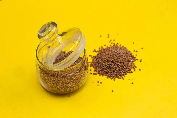 Sarı arka planda bir kutu karabuğday.