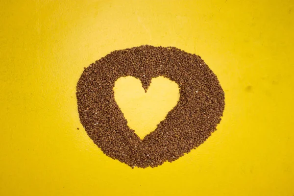 Kalp şeklinde bir karabuğday yığını.. 