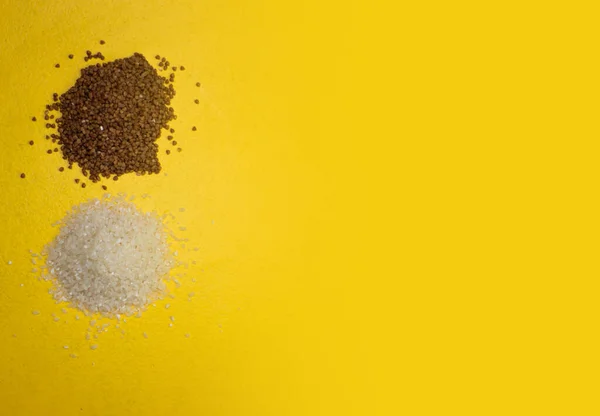 Sarı arka planda karabuğday ve pirinç. 