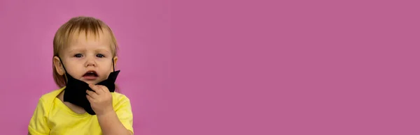 Bambino su uno sfondo rosa banner — Foto Stock