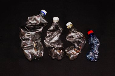 Kırmızı beyaz ve mavi ayakkabılar.