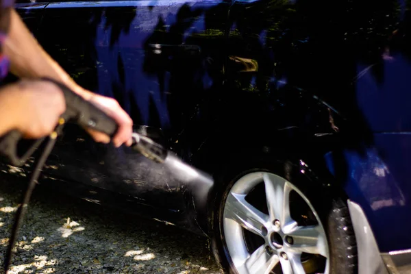 Bir adam arabayı yıkar, evde arabayı yıkar.