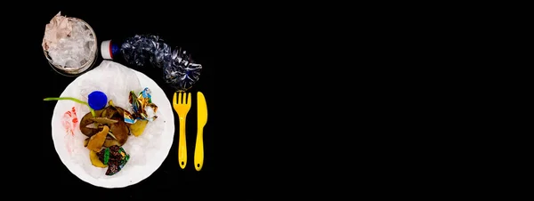 Siyah arkaplanda çöp olan bir tabak