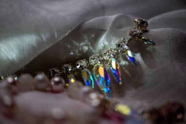 Swarovski kristal taşlı kolyenin yakın plan detayları