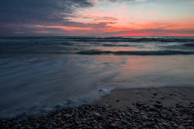 Benzersiz güzellikte gün batımı veya Baltık Denizi 'nden gün doğumu manzarası