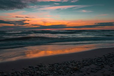 Benzersiz güzellikte gün batımı veya Baltık Denizi 'nden gün doğumu manzarası