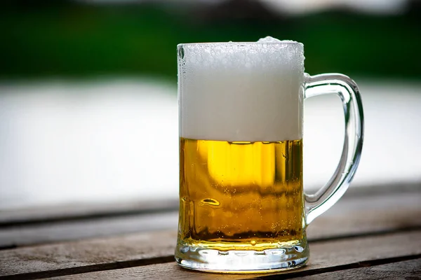 Koyu Ahşap Masada Bir Bardak Bira — Stok fotoğraf