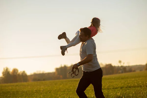 Feliz Padre Jugando Llevando Hija Hombros —  Fotos de Stock