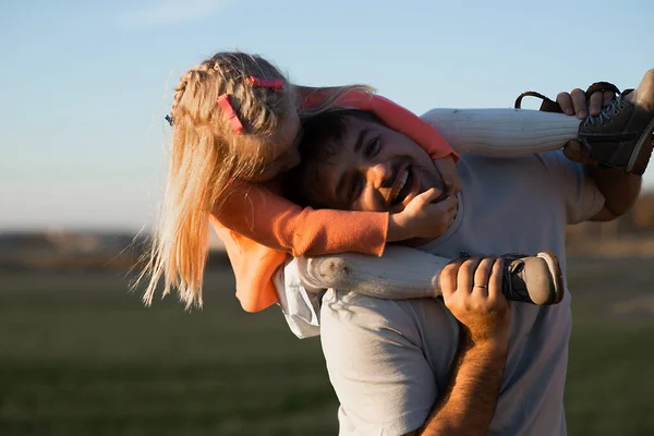 Feliz Padre Jugando Llevando Hija Hombros —  Fotos de Stock