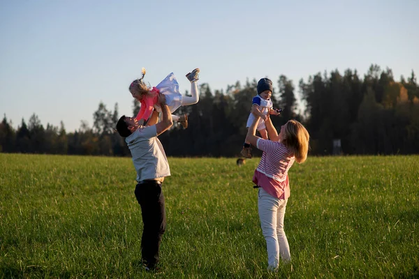 Família Feliz Com Duas Crianças Natureza Conceito Felicidade — Fotografia de Stock