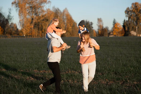 Glückliche Familie Mit Zwei Kindern Der Natur Glückskonzept — Stockfoto