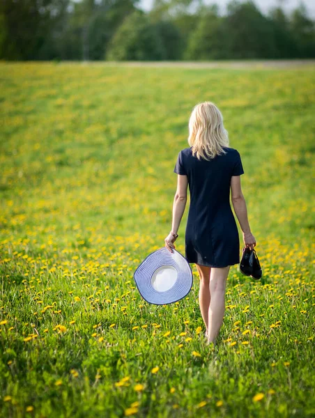 Beautiful Young Blonde Woman Relaxing Blooming Yellow Dandelion Meadow Sunny — Stock Photo, Image