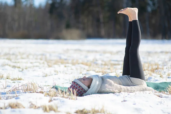 Молодая Привлекательная Женщина Практикующая Йогу Снежном Поле — стоковое фото