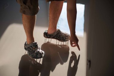 Kendi seviyelendiren epoksi. Beton zemin karışımıyla aynı seviyeye geliyor.