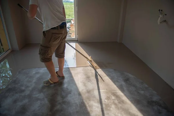 Kendi seviyelendiren epoksi. Beton zemin karışımıyla aynı seviyeye geliyor.