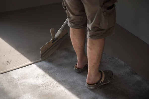 Kendi seviyelendiren epoksi. Beton zemin karışımıyla aynı seviyeye geliyor.