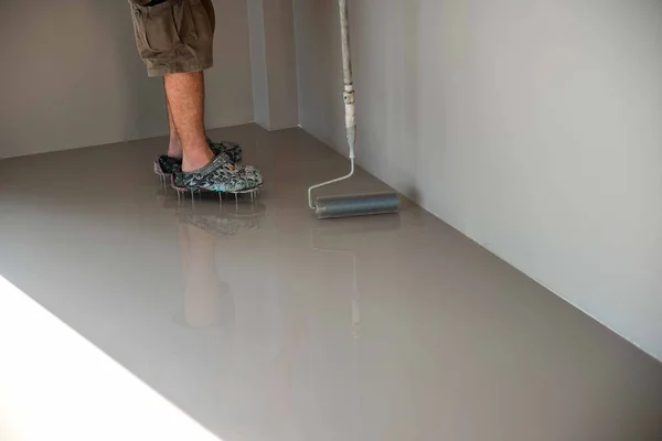 Kendi seviyelendiren epoksi. Beton zemin karışımıyla aynı seviyeye geliyor.