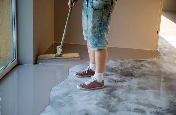 Kendi seviyelendiren epoksi. Beton zemin karışımıyla aynı seviyeye geliyor.