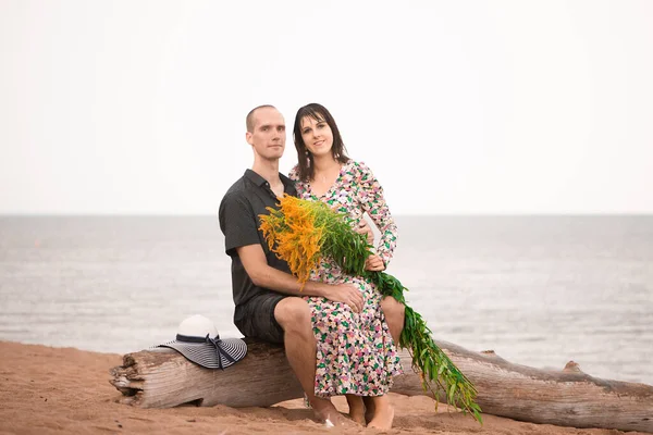 Unga Romantiska Par Sitter Vid Havet Och Tittar Kameran — Stockfoto
