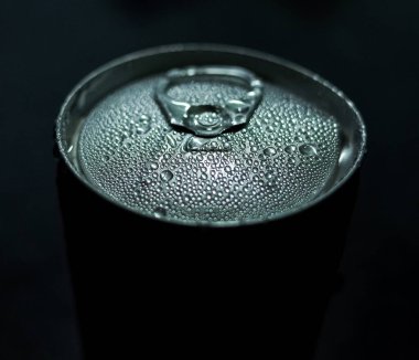 Metal kutuya çiy damlaları düşer