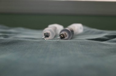 İğnenin ucundaki su damlasının makro fotoğrafı