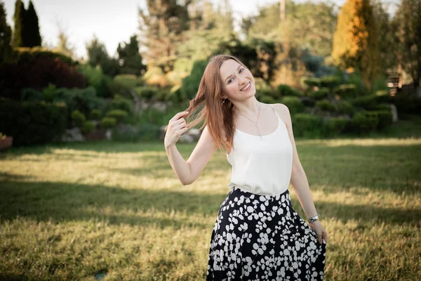 Belle Jeune Femme Plein Air Sur Nature — Photo