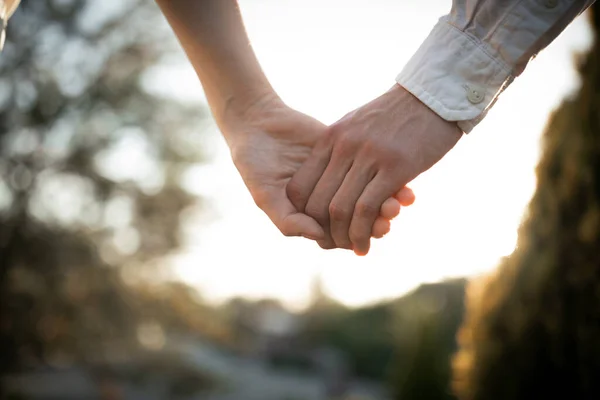 Les Amoureux Mains Sur Coucher Soleil — Photo