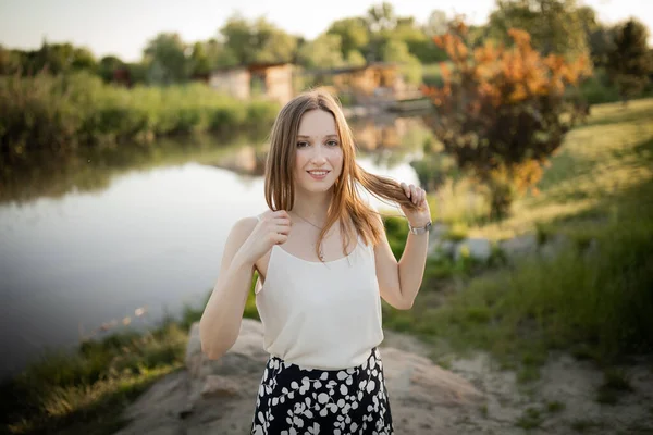 Schöne Junge Frau Über Die Natur — Stockfoto