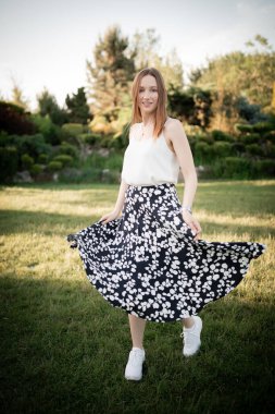 Doğada güzel bir genç kız