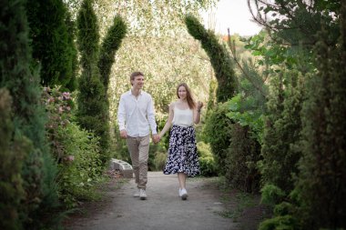 Doğada aşık genç ve güzel bir çift..