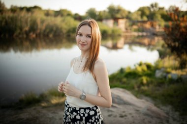 Birbirine aşık genç bir çift. Doğada bir çift