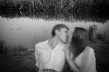 Doğada güzel genç bir çift. Birbirine aşık çift