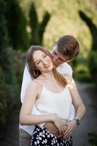 Šťastný Mladý Pár Lásce Přírodě — Stock fotografie