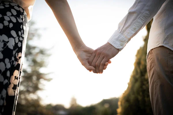 Jovem Casal Bonito Amor Natureza — Fotografia de Stock