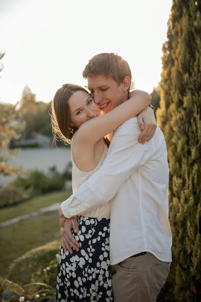 Jeune Couple Amoureux Couple Sur Nature — Photo