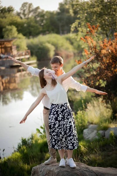 Jeune Couple Amoureux Couple Sur Nature — Photo