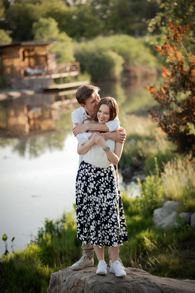 Jeune Couple Amoureux Couple Sur Nature — Photo