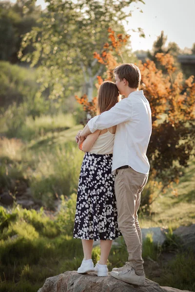 Jeune Couple Amoureux Couple Sur Nature — Photo