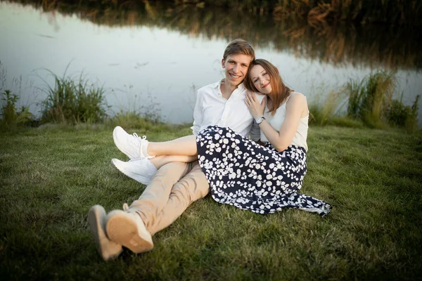 Belo Jovem Casal Natureza Casal Apaixonado — Fotografia de Stock